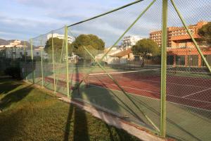 Tenis alebo squash v ubytovaní Isla de Roses 1-24 alebo jeho okolí