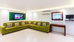 TV a/nebo společenská místnost v ubytování Hotel Avexi Suites By GEH Suites