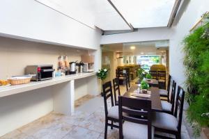 Příslušenství pro přípravu čaje a kávy v ubytování Hotel Avexi Suites By GEH Suites
