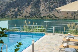 - une piscine avec vue sur le lac dans l'établissement Bluefairy Villas, à Kávallos