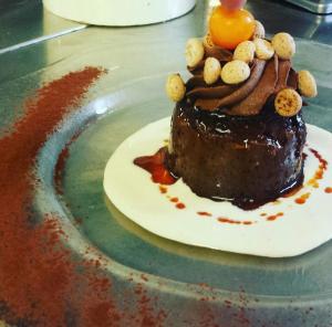 パヴォーネ・カナヴェーゼにあるカステロ ディ パボノ ホテルの皿に盛られたチョコレートケーキ