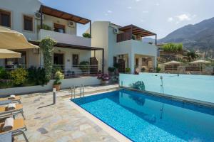 Kolam renang di atau dekat dengan Bluefairy Villas