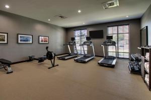 una sala de fitness con cintas de correr y máquinas de ejercicio cardiovascular en Staybridge Suites - Rock Hill, an IHG Hotel, en Rock Hill