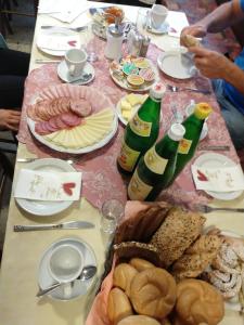 una mesa llena de comida y botellas de refresco en Hotel - Landgasthof Winklehner en Sankt Pantaleon