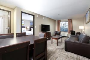 TV a/nebo společenská místnost v ubytování Canad Inns Destination Centre Transcona