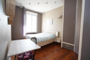 a small bedroom with a bed and a window at T3 spacieux & cosy, climatisé, très proche Loire in Orléans