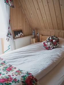 Postel nebo postele na pokoji v ubytování Zwijaczówka