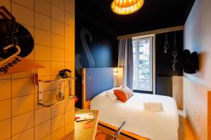 a bathroom with a sink and a lamp at Greet Hotel Lyon Confluence in Lyon