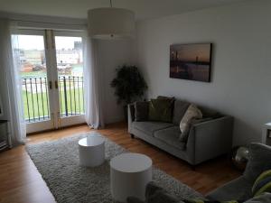 uma sala de estar com um sofá e uma mesa em Oceans 12 em Whitby