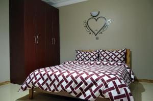 Postel nebo postele na pokoji v ubytování Ewaffe@AKUA special OnPoint 2bedroom Home