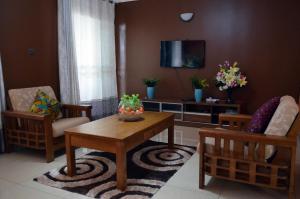 TV a/nebo společenská místnost v ubytování Ewaffe@AKUA special OnPoint 2bedroom Home + 7 fotografií