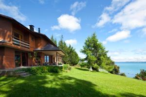 una casa su una collina vicino all'acqua di Las Juntas Ecolodge a Puyehue