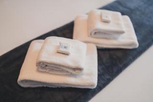 un mucchio di asciugamani seduti sopra un tavolo di Trip Room & Breakfast a Reggio di Calabria