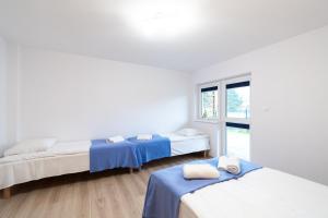 Postel nebo postele na pokoji v ubytování Apartamenty Poddąbek- basen kryty, sauna, animacje dla dzieci , małpi gaj, baseny na dachu