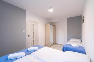 Postel nebo postele na pokoji v ubytování Apartamenty Poddąbek- basen kryty, sauna, animacje dla dzieci , małpi gaj, baseny na dachu