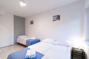 Postel nebo postele na pokoji v ubytování Apartamenty Poddąbek- basen kryty, sauna, animacje dla dzieci , małpi gaj, baseny na dachu