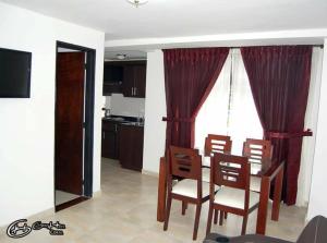 una cucina e una sala da pranzo con tavolo e sedie di Gran Hotel Coral a Popayan
