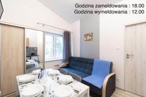 Posezení v ubytování Apartamenty Poddąbek- basen kryty, sauna, animacje dla dzieci , małpi gaj, baseny na dachu