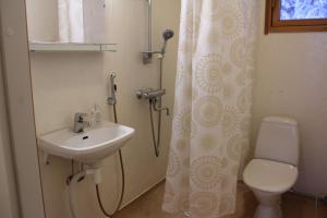 a bathroom with a sink and a toilet at Motel Willis West in Ruka