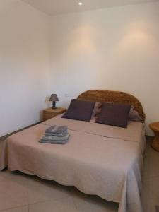 Een bed of bedden in een kamer bij Magnifique villa vue mer et piscine chauffée à 250m de la mer