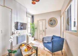 sala de estar con silla azul y mesa en 834 - Spacious flat in Paris Olympic Games 2024, en París