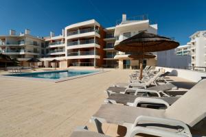 Bazén v ubytování Olhos De Água 1BR with Pool, AC and Free Parking nebo v jeho okolí