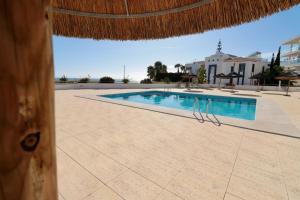 Bazén v ubytování Olhos De Água 1BR with Pool, AC and Free Parking nebo v jeho okolí