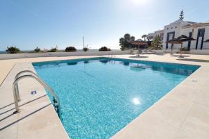 Bazén v ubytování Olhos De Água 1BR with Pool, AC and Free Parking nebo v jeho okolí