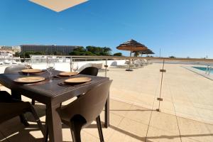 Bazén v ubytování Olhos De Água 1BR with Pool, AC and Free Parking nebo v jeho okolí