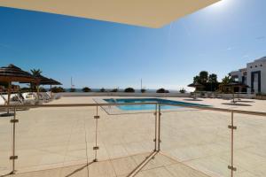 - une vue sur la piscine dans un bâtiment dans l'établissement Olhos De Água 1BR with Pool, AC and Free Parking, à Albufeira