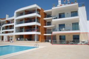 Bazén v ubytování Olhos De Água 1BR with Pool, AC and Free Parking nebo v jeho okolí