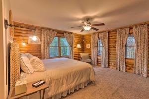 Säng eller sängar i ett rum på Finns Cabin - Blue Ridge Mountain Retreat!