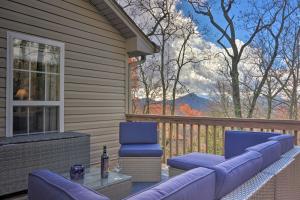 d'une terrasse avec 2 chaises bleues et une table. dans l'établissement Cozy Sapphire Resort Home with Deck and Mountain Views, à Sapphire