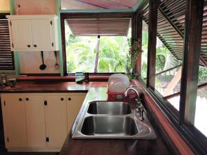 Kuhinja ili čajna kuhinja u objektu Creole house 2 bedrooms with garden Best View Rodney Bay 21