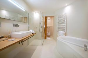 Koupelna v ubytování Hotel Valpudra + 37 fotografií