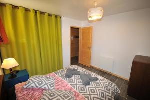 een slaapkamer met een bed en een groen gordijn bij Le Balcon des Charmottes your eco-friendly accommodation in Névache in Névache