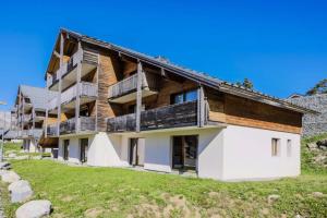 - une vue sur l'extérieur d'un bâtiment en bois dans l'établissement Residence La Crete du Berger - maeva Home, à La Joue du Loup