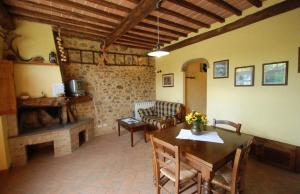 ein Wohnzimmer mit einem Tisch und einem Sofa in der Unterkunft Verzure in Montingegnoli