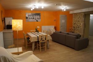 een woonkamer met een tafel en een bank bij Auberge des Myrtilles in Saint-Bonnet-le-Froid