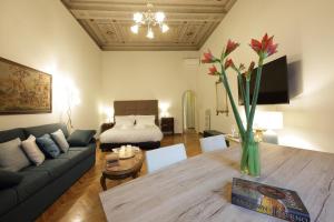 un soggiorno con divano e tavolo di Corsini Tintori a Firenze