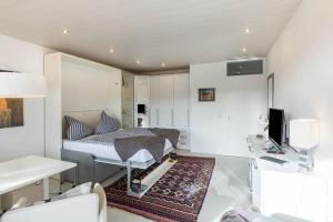 1 dormitorio con 1 cama y escritorio en una habitación en Ferienwohnung Urs, en Schönwald