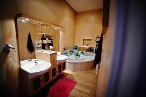 ヴェルヴィエにあるB&B Au Clair Obscurの洗面台が2つと大きな鏡があるバスルーム
