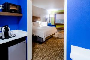 A bed or beds in a room at Holiday Inn Express & Suites Taylor, an IHG Hotel