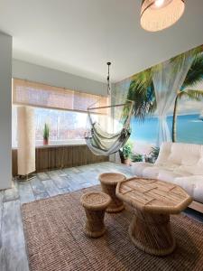 een woonkamer met een hangmat en een bank bij Amos Coastal Escape Studio - Hanko in Hanko