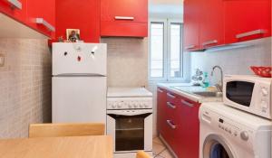ローマにあるSaint Peter Holidayのキッチン(赤いキャビネット、白い冷蔵庫付)