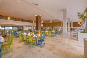 Reštaurácia alebo iné gastronomické zariadenie v ubytovaní Sensira Resort & Spa Riviera Maya All Inclusive