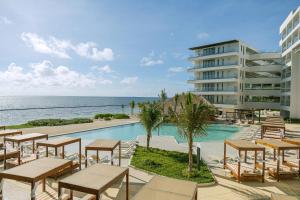 Басейн в или близо до Sensira Resort & Spa Riviera Maya All Inclusive