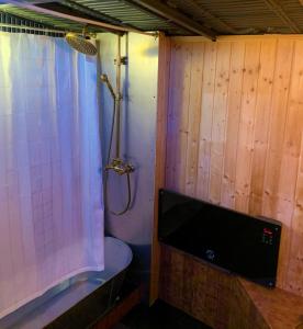Koupelna v ubytování Valhalla Yurts Odin + 12 fotografií