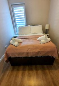 ein Schlafzimmer mit einem Bett mit zwei Handtüchern darauf in der Unterkunft Apartamenty Waterline Ustronie Morskie in Ustronie Morskie