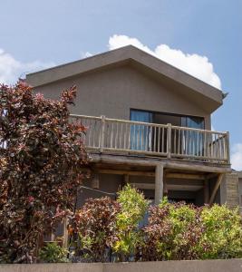 費爾南多迪諾羅尼亞的住宿－Horizonte Azul Noronha，房屋的顶部设有阳台